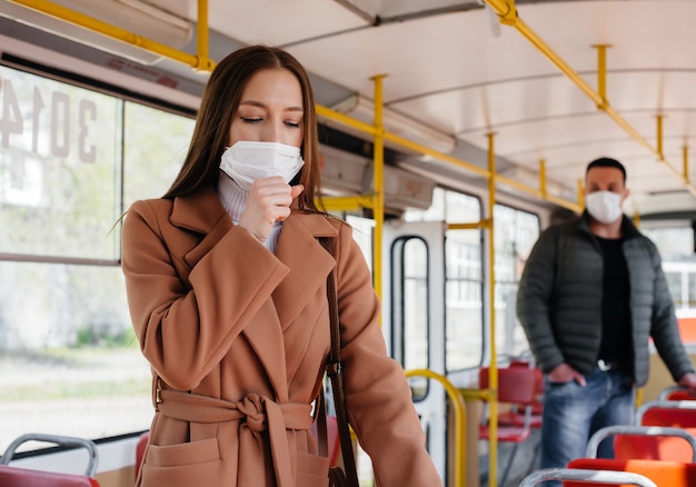 Pasażerowie w transporcie publicznym podczas pandemii koronawirusa zachowują odległość od siebie. Ochrona i zapobieganie covid 19.