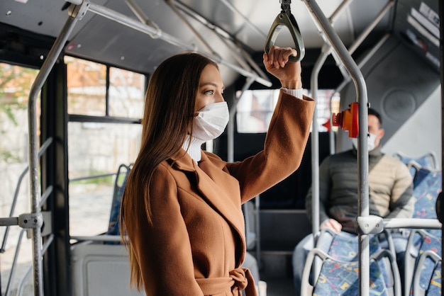 Pasażerowie w transporcie publicznym podczas pandemii koronawirusa zachowują odległość od siebie. Ochrona i zapobieganie covid 19.