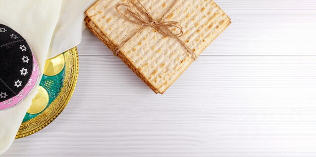 Zdjęcie pascha matzoh żydowski chleb na drewnianym stole.