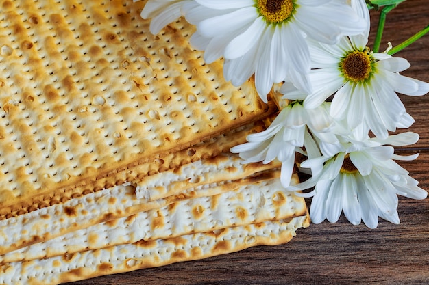 Zdjęcie paschalne żydowskie jedzenie pszenny chleb matzo i matzoh