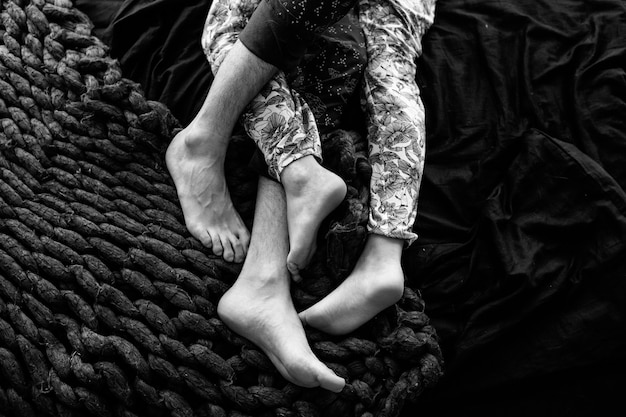 Zdjęcie pasjonująca miłość. stopy młodej pary leżącej na łóżku. koncepcja seksu