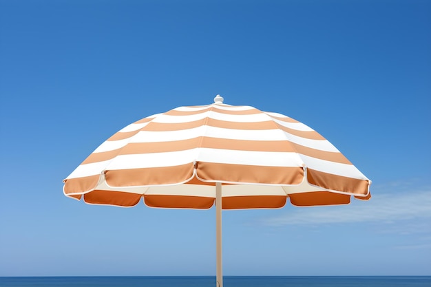 Paskowy beżowy parasol plażowy pod niebieskim niebem Koncepcja parasol plaży Niebieski niebem paskowy projekt dekoracja zewnętrzna w słoneczny dzień