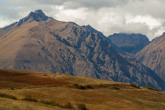 pasmo górskie Andów w pobliżu centrum archeologicznego mureny urubamba cuzco peru