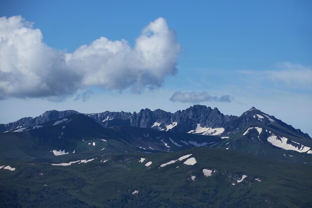 Pasmo górskie Big Thach Letni krajobraz Góra ze skalistym szczytem Rosja Republika Adygei Park przyrody Big Thach Kaukaz