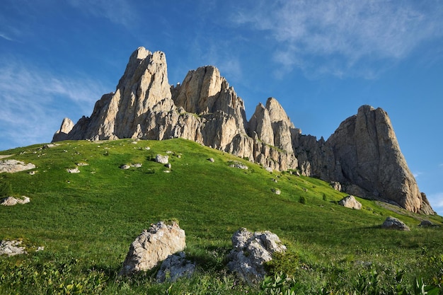 Pasmo górskie Big Thach Letni krajobraz Góra ze skalistym szczytem Rosja Republika Adygei Park przyrody Big Thach Kaukaz