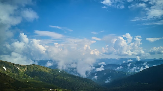 Pasmo górskie chmury panoramiczny krajobraz Karpaty