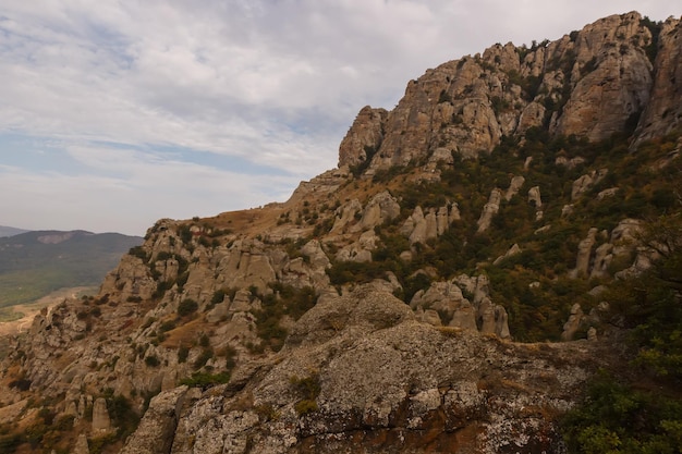 Pasmo górskie Demerdzhi Widok na skały od dołu