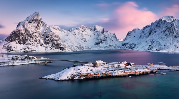 Pasmo Górskie I Mosty O świcie. Lofoty, Norwegia. Morze Norweskie Zimą