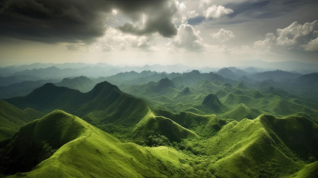 Pasmo górskie jest pokryte zieloną trawą i ma pochmurne niebo nad nim.