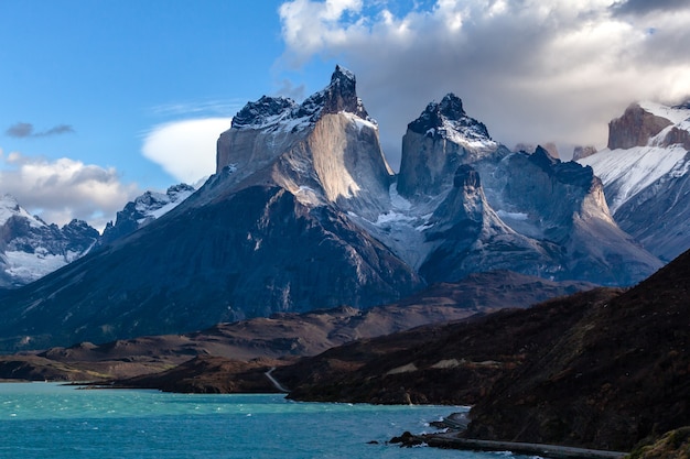 Zdjęcie pasmo górskie w parku narodowym torres del paine