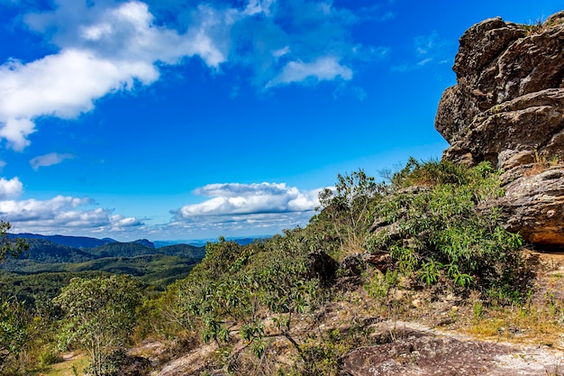 Pasmo górskie z skałami, roślinnością i lasami stanu Minas Gerais w Brazylii
