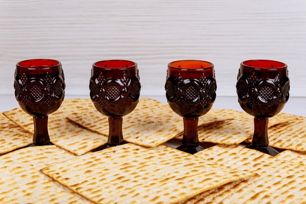 Passover Wakacyjny Pojęcie Z Winem I Matzoh Nad Nieociosanym Tłem Z Kopii Przestrzenią