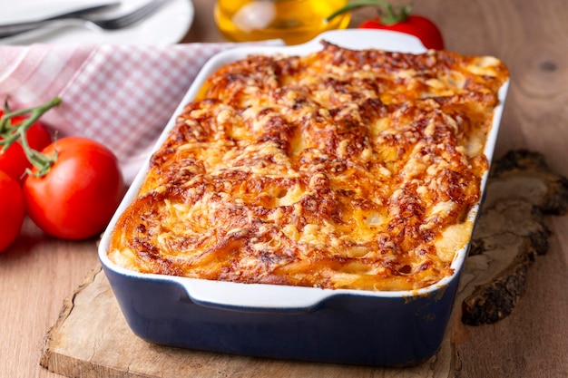 Pasta casserole sos bechamel pokryty roztopionym serem mozzarella i podawany w białym naczyniu do pieczenia na stole turecka nazwa firinda makarna lub firin makarna