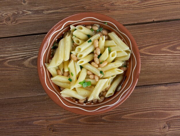 Pasta e fagioli - tradycyjne włoskie danie bezmięsne.