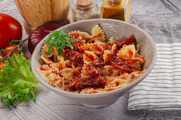 Zdjęcie pasta farfalle z suchym pomidorem