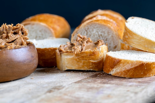 Pasta orzechowa z kawałkami orzeszków ziemnych i białą bagietką masło orzechowe śniadanie z kawałkami orzechów i bagietką pszenną