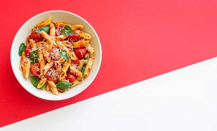 Pasta penne alla arrabiata z pomidorami, bazylią i serem parmesanowym Zdrowe odżywianie Żywność wegetariańska