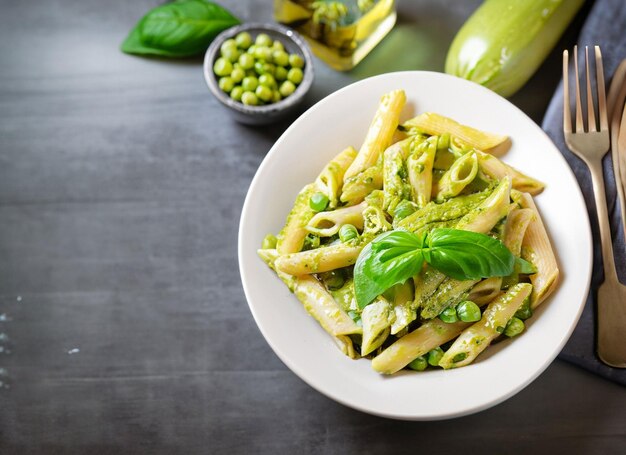 Pasta Penny z sosem, cukini, zielonym groszkiem i bazylią