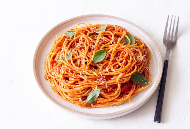 Zdjęcie pasta spaghetti z sosem pomidorowym bazylią i serem parmezanowym kuchnia włoska żywność wegetariańska