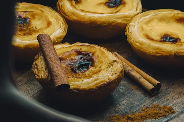 Zdjęcie pastel de nata. typowa portugalska tarta z kremem jajecznym posypana cynamonem.