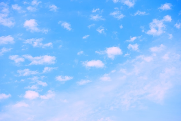 Pastelowe błękitne niebo z białymi chmurami - naturalne tło z miejscem na własny tekst