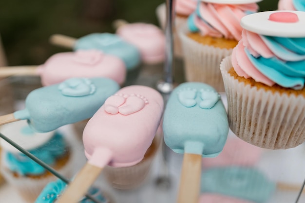 Zdjęcie pastelowe ciastka, lody i lody na wystawie na uroczystość