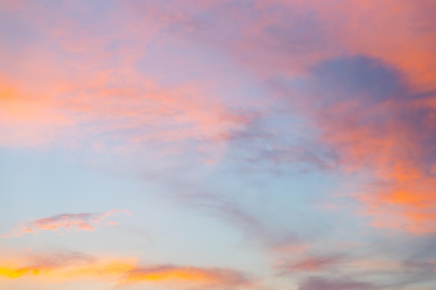 Pastelowe niebo o zachodzie słońca w kolorze różowego fioletu i błękitu