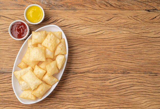 Pastelowe typowe brazylijskie przekąski nad drewnianym stołem z miejscem na kopię