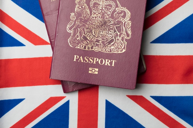 Paszport brytyjski z flagą Wielkiej Brytanii Union Jack