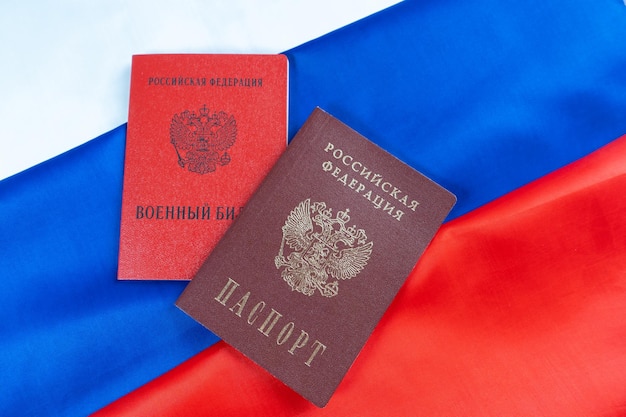 Paszport i dowód wojskowy obywatela Federacji Rosyjskiej na fladze rosyjskiej
