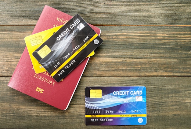 Paszport i karta kredytowa na stole