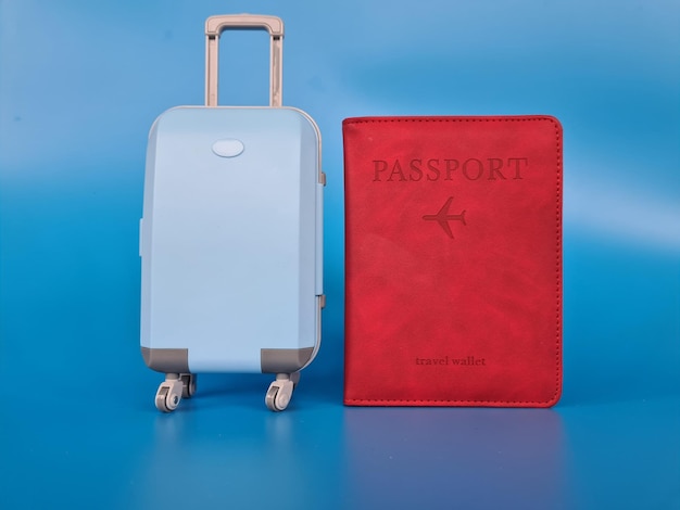 Paszport i walizka koncepcja wakacji i podróży