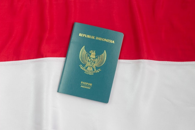 Paszport Indonezji na indonezyjskiej fladze Paszport indonezyjski jest dokumentem podróży wydanym przez