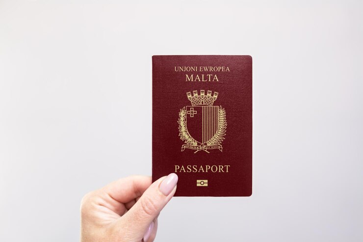 Paszport maltański na prostym białym tle Astana Kazachstan 26 października 2024