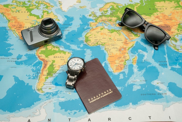 Paszport, mapa świata, okulary, aparat fotograficzny. Koncepcja podróży