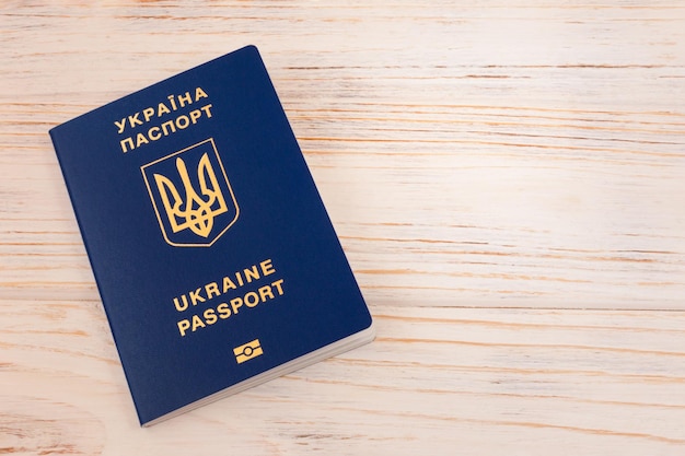 Paszport międzynarodowy Ukrainy na białym tle drewnianych