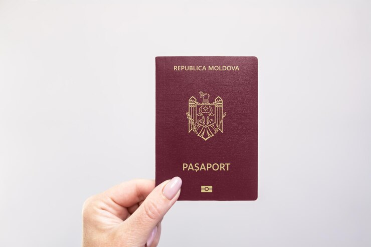 Paszport Mołdawii na prostym białym tle Astana Kazachstan 26 października 2024