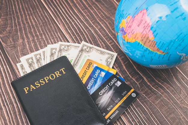 Zdjęcie paszport oszczędzaj pieniądze na podróże i prowadzenie interesów na całym świecie.