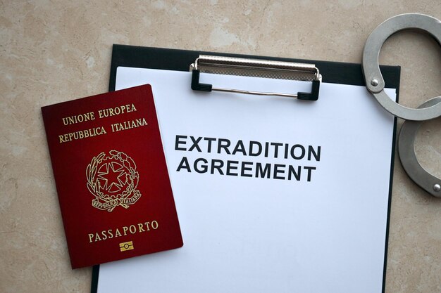 Paszport Włoch i umowa o ekstradycji z kajdankami na stole