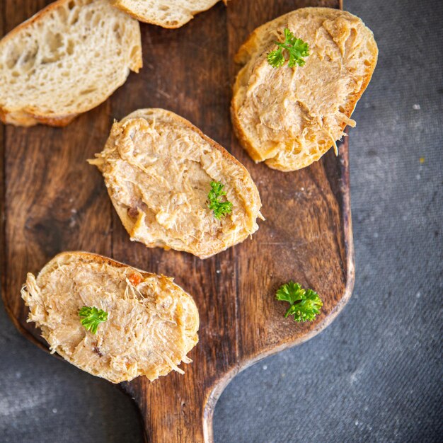 pasztet rillettes mięso z kurczaka lub kaczki drób pasztet kuchnia świeży posiłek jedzenie przekąska na stole