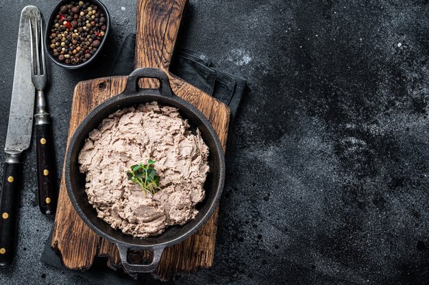 Pasztet Z Kaczki Rillettes De Canard Na Patelni Z Zieleniną. Widok Z Góry.