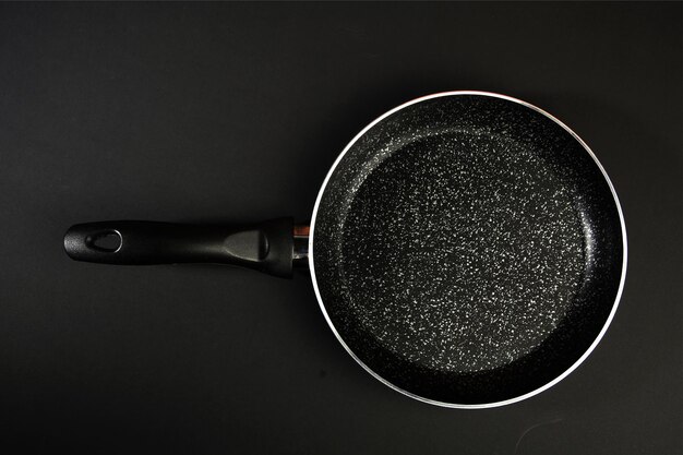 Zdjęcie patelnia metalowa powłoka ceramiczna z powłoką zapobiegającą przywieraniu przybory kuchenne na czarnym tle gotowanie dla szefów kuchni w kuchnimiejsce na tekstxa
