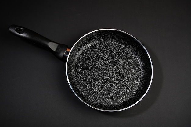 Patelnia metalowa Powłoka ceramiczna z powłoką zapobiegającą przywieraniu Przybory kuchenne Na czarnym tle Gotowanie dla szefów kuchni w kuchniMiejsce na tekstxA