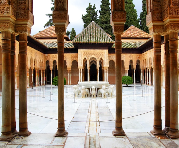 Zdjęcie patio lwów w alhambrze, granada