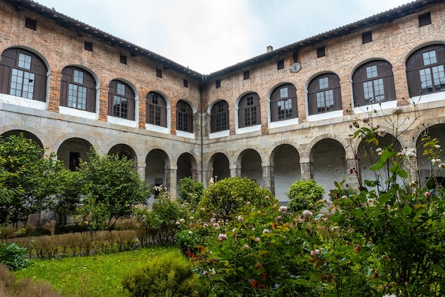 Patio starego klasztoru Santa Clara w miejscowości Azkoitia nad rzeką Urola. Założona przez Don Pedro de Zuazola, Gipuzkoa. kraj Basków