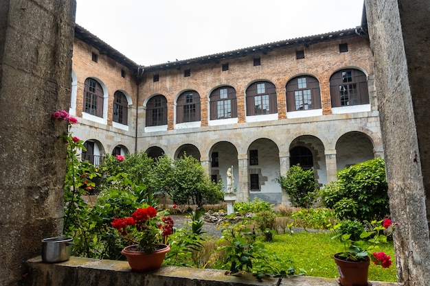 Patio Starego Klasztoru Santa Clara W Miejscowości Azkoitia Nad Rzeką Urola. Założona Przez Don Pedro De Zuazola, Gipuzkoa. Kraj Basków