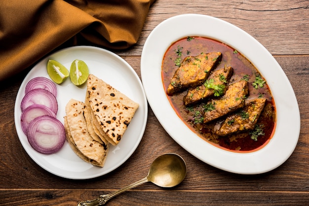 Patodi Rassa Bhaji Lub Patwadi Sabji, Popularny, Pikantny Przepis Maharashtrian Podawany Z Chapati I Sałatką. Selektywne Skupienie