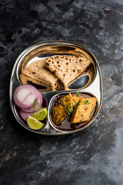 Patodi Rassa Bhaji lub patwadi Sabji, popularny, pikantny przepis Maharashtrian podawany z Chapati i sałatką. Selektywne skupienie