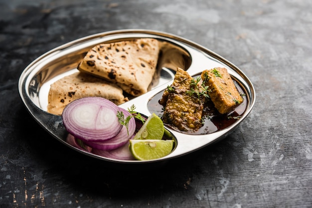 Patodi Rassa Bhaji lub patwadi Sabji, popularny, pikantny przepis Maharashtrian podawany z Chapati i sałatką. Selektywne skupienie