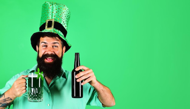 Patricks day szczęśliwy człowiek z kuflem piwa irlandzka tradycja brodaty mężczyzna w kapeluszu krasnoludka